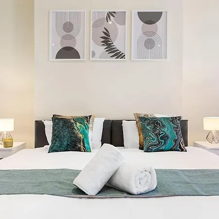Stunning 2br London Apartment-king Bed, Parking, Sleeps 6- 20 Percent Off Long Stays! Limited-time Deal! Ideal For Contractors, Couples, & Families! *