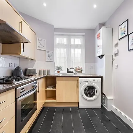 Stunning 2br London Apartment-king Bed, Parking, Sleeps 6- 20 Percent Off Long Stays! Limited-time Deal! Ideal For Contractors, Couples, & Families!