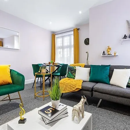 Stunning 2br London Apartment-king Bed, Parking, Sleeps 6- 20 Percent Off Long Stays! Limited-time Deal! Ideal For Contractors, Couples, & Families! Barnet