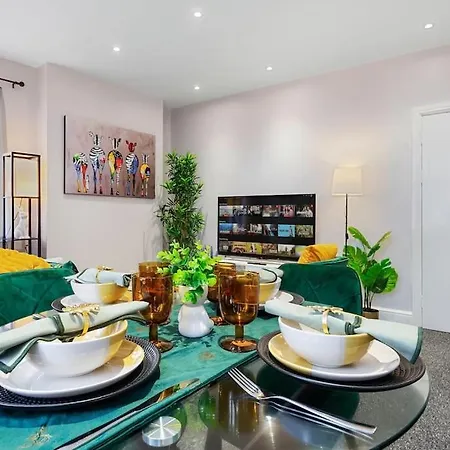 Stunning 2br London Apartment-king Bed, Parking, Sleeps 6- 20 Percent Off Long Stays! Limited-time Deal! Ideal For Contractors, Couples, & Families!