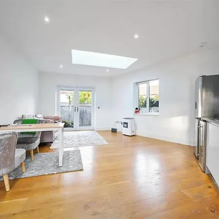 Bright Modern House With Garden *