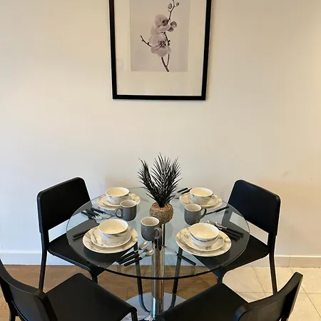Newly Renovated & Modern 2-br Close To Canary Wharf * London