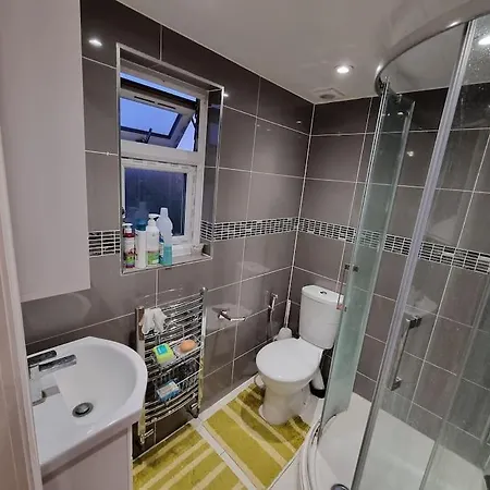 Flat, Heathrow, Free Parking, Netflix *