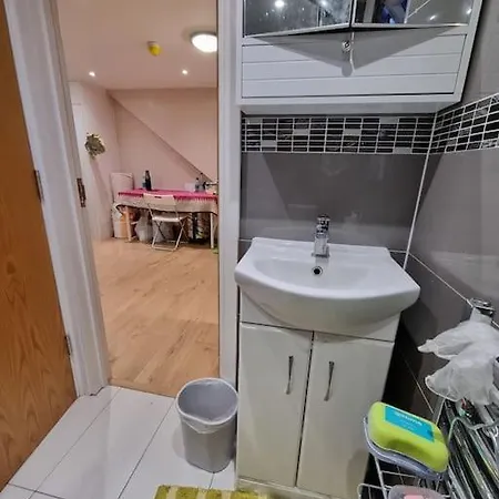 Flat, Heathrow, Free Parking, Netflix Hounslow