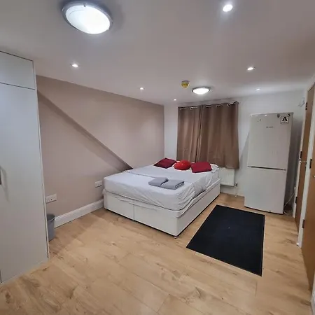 Flat, Heathrow, Free Parking, Netflix