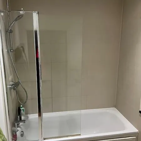 Apartment Modern, Luxurious 1 Next To Station, Few Stops Away From London