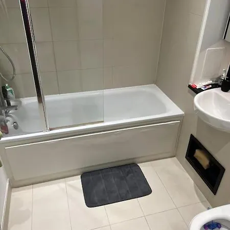 Modern, Luxurious 1 Next To Station, Few Stops Away From Apartment London