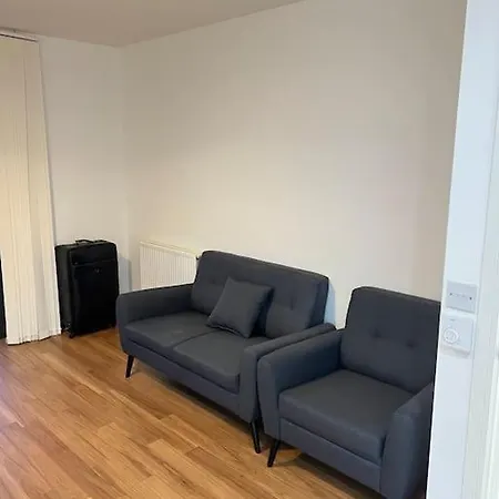 Modern, Luxurious 1 Next To Station, Few Stops Away From *