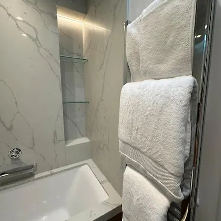 Flat 3 7a Lavender Hill * London
