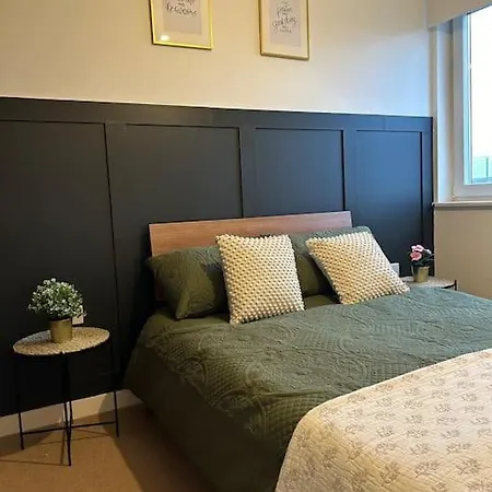 Newly Renovated & Modern 2-br Close To Canary Wharf Apartment *