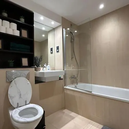 Newly Renovated & Modern 2-br Close To Canary Wharf * London