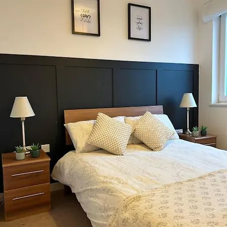 Newly Renovated & Modern 2-br Close To Canary Wharf Apartment
