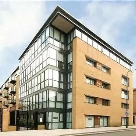 Newly Renovated & Modern 2-br Close To Canary Wharf Apartment *