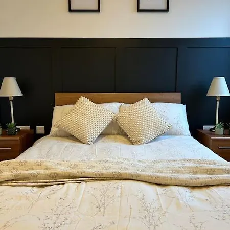 Apartment Newly Renovated & Modern 2-br Close To Canary Wharf London