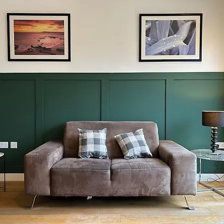 Newly Renovated & Modern 2-br Close To Canary Wharf *