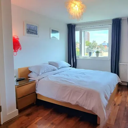 Bridge Spacious Apartment London