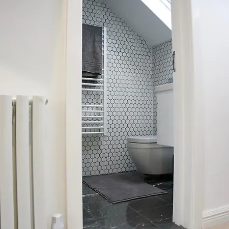 3 Bed House In The Heart Of Palmers Apartment *