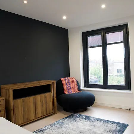 3 Bed House In The Heart Of Palmers * Palmers Green