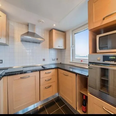 Amazing River View 2 Bedroom Apartment, Sleeps 6 , Balcony And Parking *