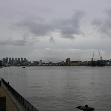 Apartment Amazing River View 2 Bedroom Apartment, Sleeps 6 , Balcony And Parking London