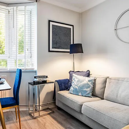 Balcony And Parking Kensingston Apartment London