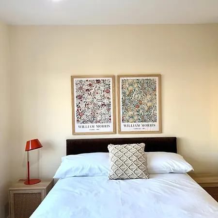 Spacious 5 Bedroom 3 Mins Walk From Mile End Apartment *