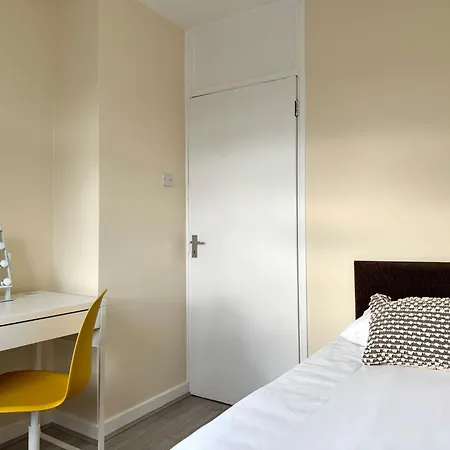 Spacious 5 Bedroom 3 Mins Walk From Mile End Apartment London