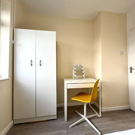 Spacious 5 Bedroom 3 Mins Walk From Mile End
