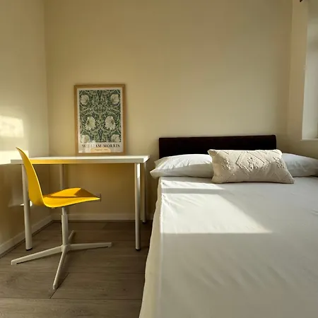 Spacious 5 Bedroom 3 Mins Walk From Mile End Apartment