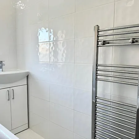 Spacious 5 Bedroom 3 Mins Walk From Mile End * London