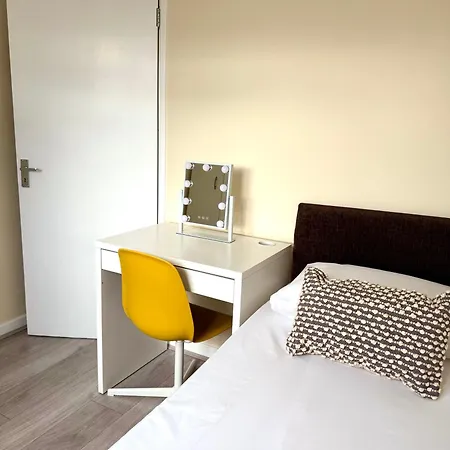 Spacious 5 Bedroom 3 Mins Walk From Mile End Apartment