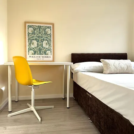 Spacious 5 Bedroom 3 Mins Walk From Mile End Apartment London