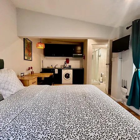 Guest house Acton Elizabeth Line *