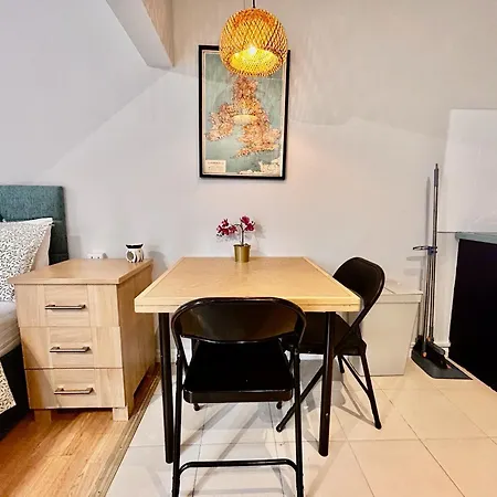 Guest house Acton Elizabeth Line London