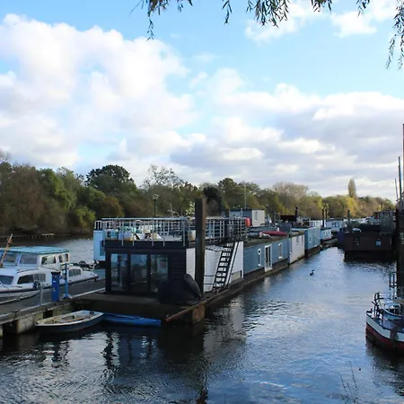 Stylish 4 Bedroom House In Twickenham