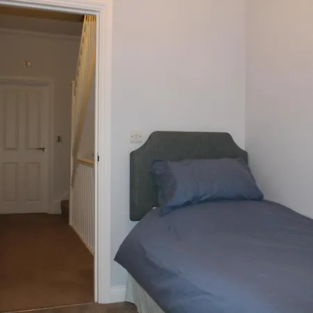 Stylish 4 Bedroom House In * Twickenham