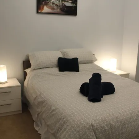 Stylish 4 Bedroom House In Holiday home *