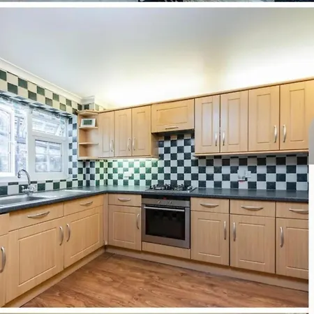 4-bed In Near Gatwick Airport London