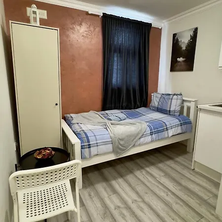 Acton High Street 6 Apartment