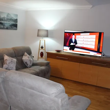 Stylish 4 Bedroom House In Holiday home *