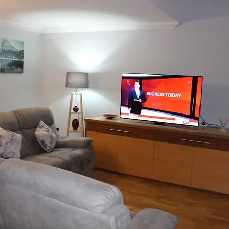 Stylish 4 Bedroom House In Holiday home *