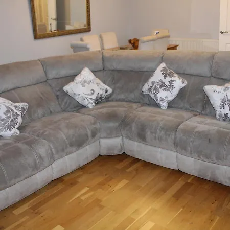 Stylish 4 Bedroom House In * Twickenham