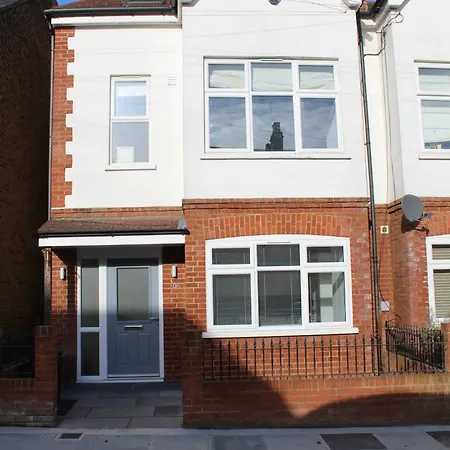 Stylish 4 Bedroom House In Holiday home Twickenham