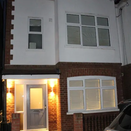 Stylish 4 Bedroom House In Holiday home Twickenham
