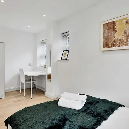 Stylish Camden Flat With Private Garden And Parking Apartment London