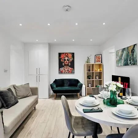 Stylish Camden Flat With Private Garden And Parking