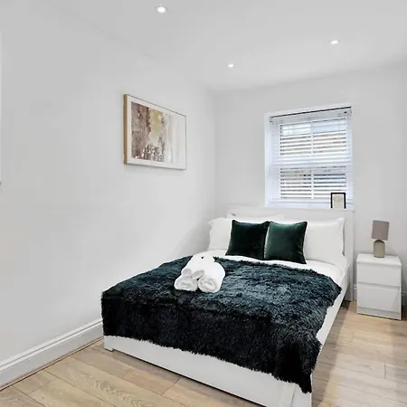 Stylish Camden Flat With Private Garden And Parking * London