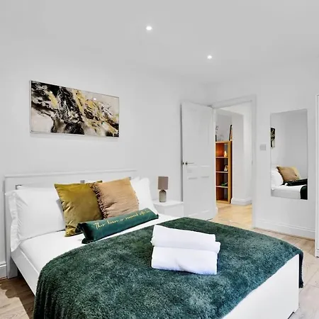 Stylish Camden Flat With Private Garden And Parking London