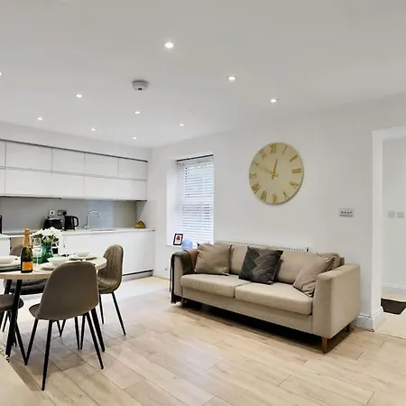 Stylish Camden Flat With Private Garden And Parking Apartment