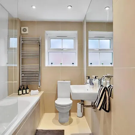 Stylish Camden Flat With Private Garden And Parking Apartment London